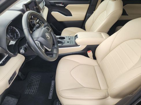 Used 2023 Toyota Highlander XLE AWD/4WD image 30