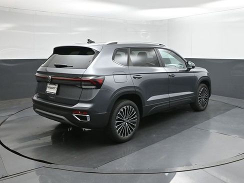 New 2026 Volkswagen Taos SE FWD image 8