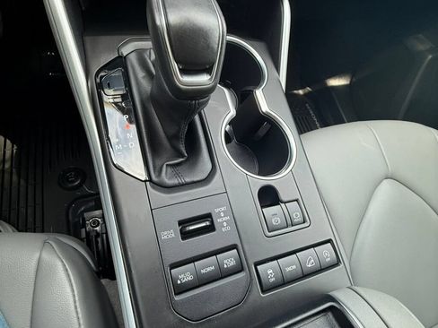 Used 2021 Toyota Highlander XLE AWD/4WD image 42
