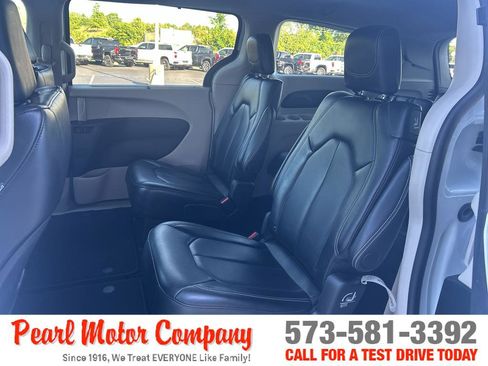 Used 2024 Chrysler Pacifica Touring-L FWD image 19