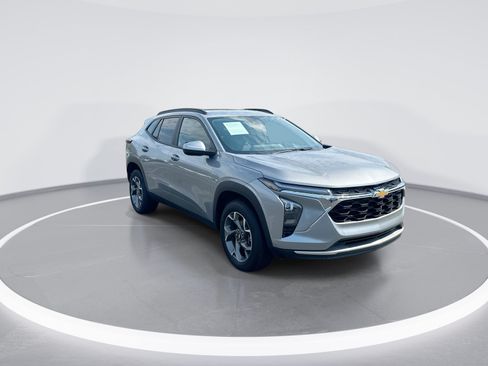 Used 2025 Chevrolet Trax LT w/ LT Convenience Package FWD image 2