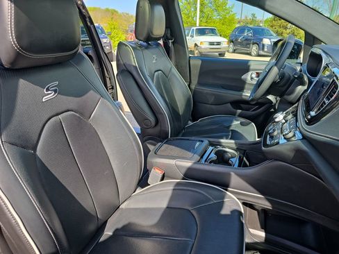 Used 2025 Chrysler Pacifica Limited FWD image 10