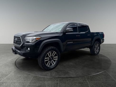 Used 2018 Toyota Tacoma TRD Off-Road AWD/4WD image 3