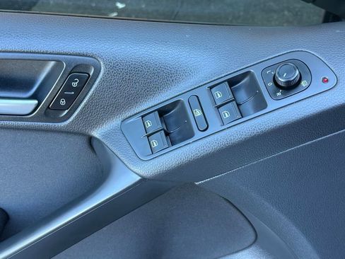 Used 2018 Volkswagen Tiguan Limited w/ Premium Package image 13