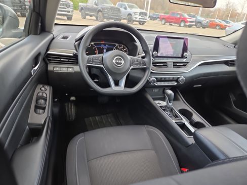 Used 2025 Nissan Altima 2.5 SV image 13