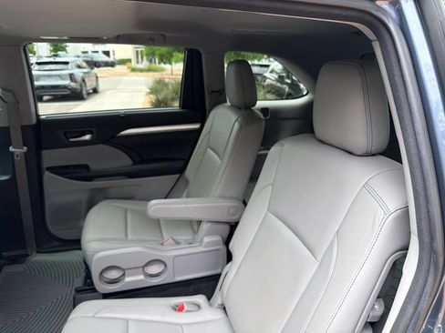 Used 2018 Toyota Highlander XLE FWD image 34