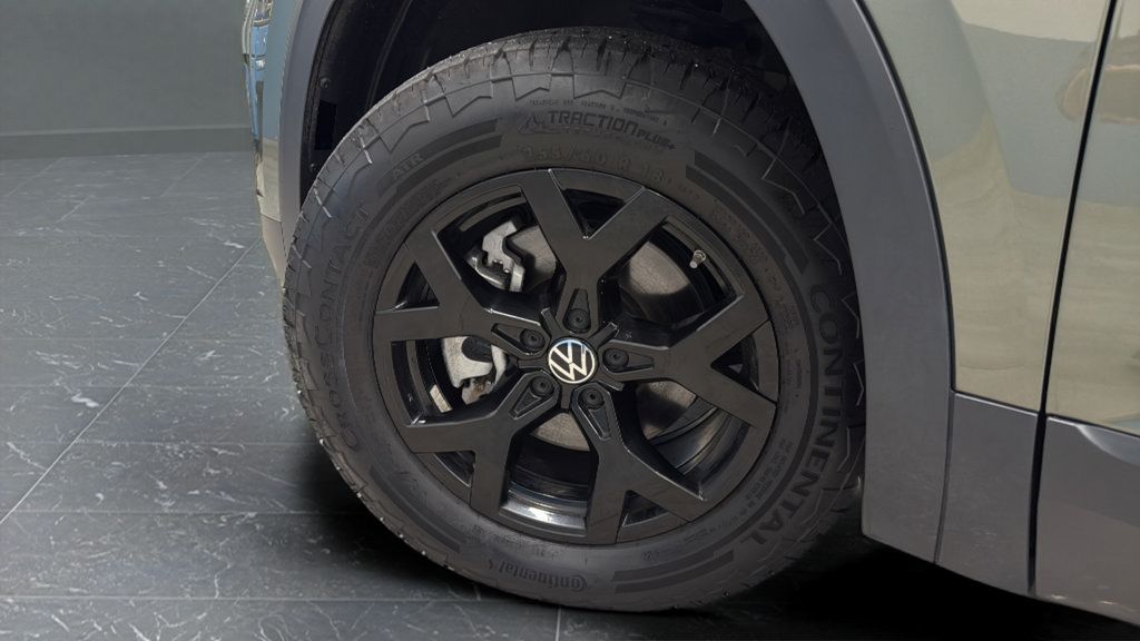 Used 2025 Volkswagen Atlas Peak Edition SE AWD/4WD image 36