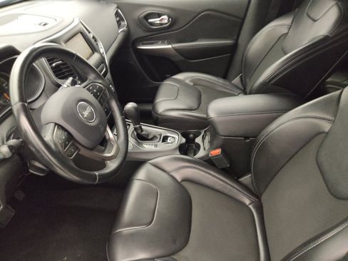 Used 2019 Jeep Cherokee Latitude Plus AWD/4WD image 17