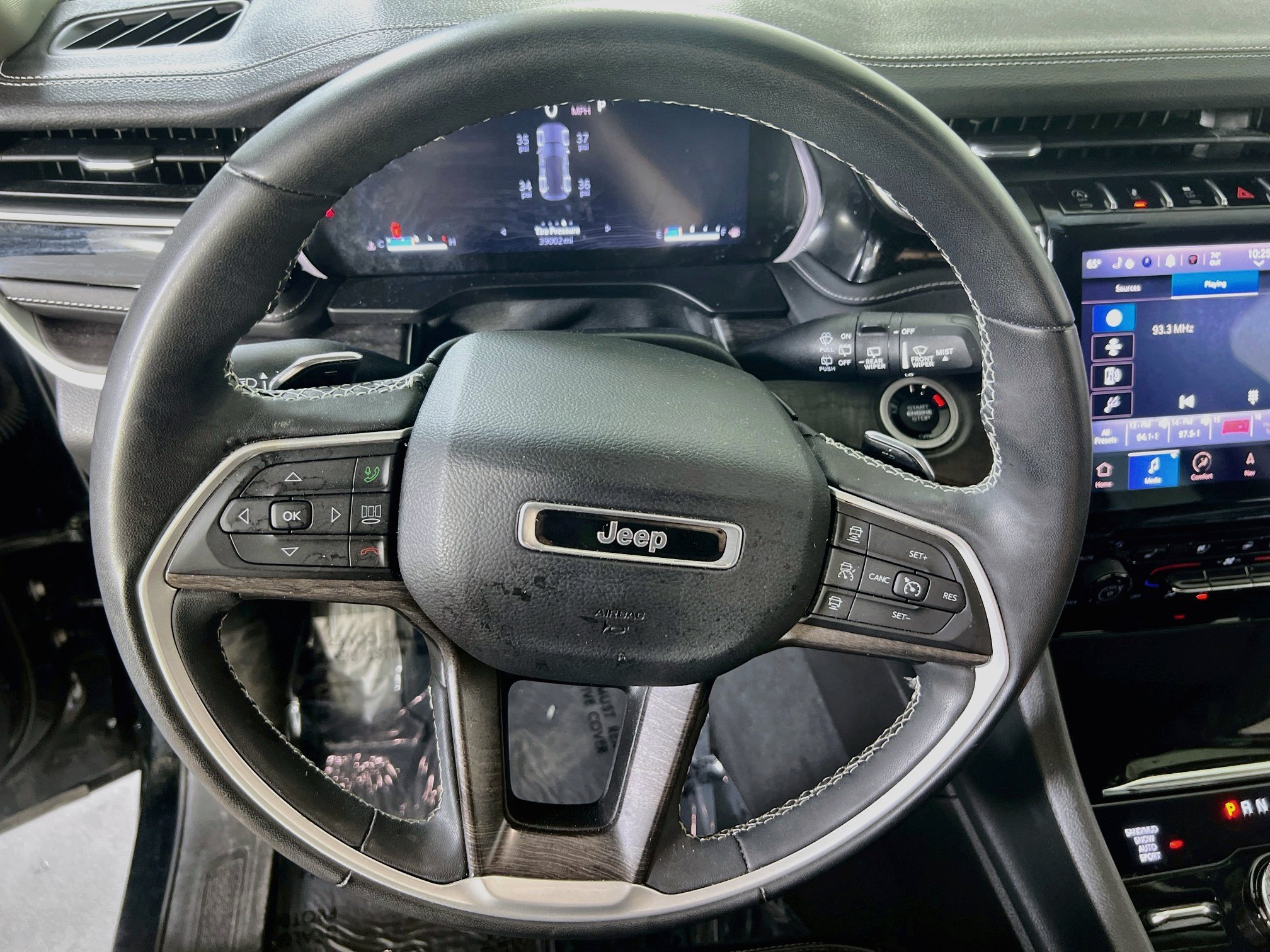 Used 2023 Jeep Grand Cherokee Limited w/ Luxury Tech Group II AWD/4WD image 11