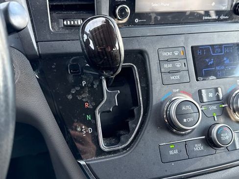 Used 2018 Toyota Sienna XLE image 23