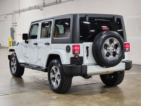 Used 2018 Jeep Wrangler Unlimited Sahara AWD/4WD image 11