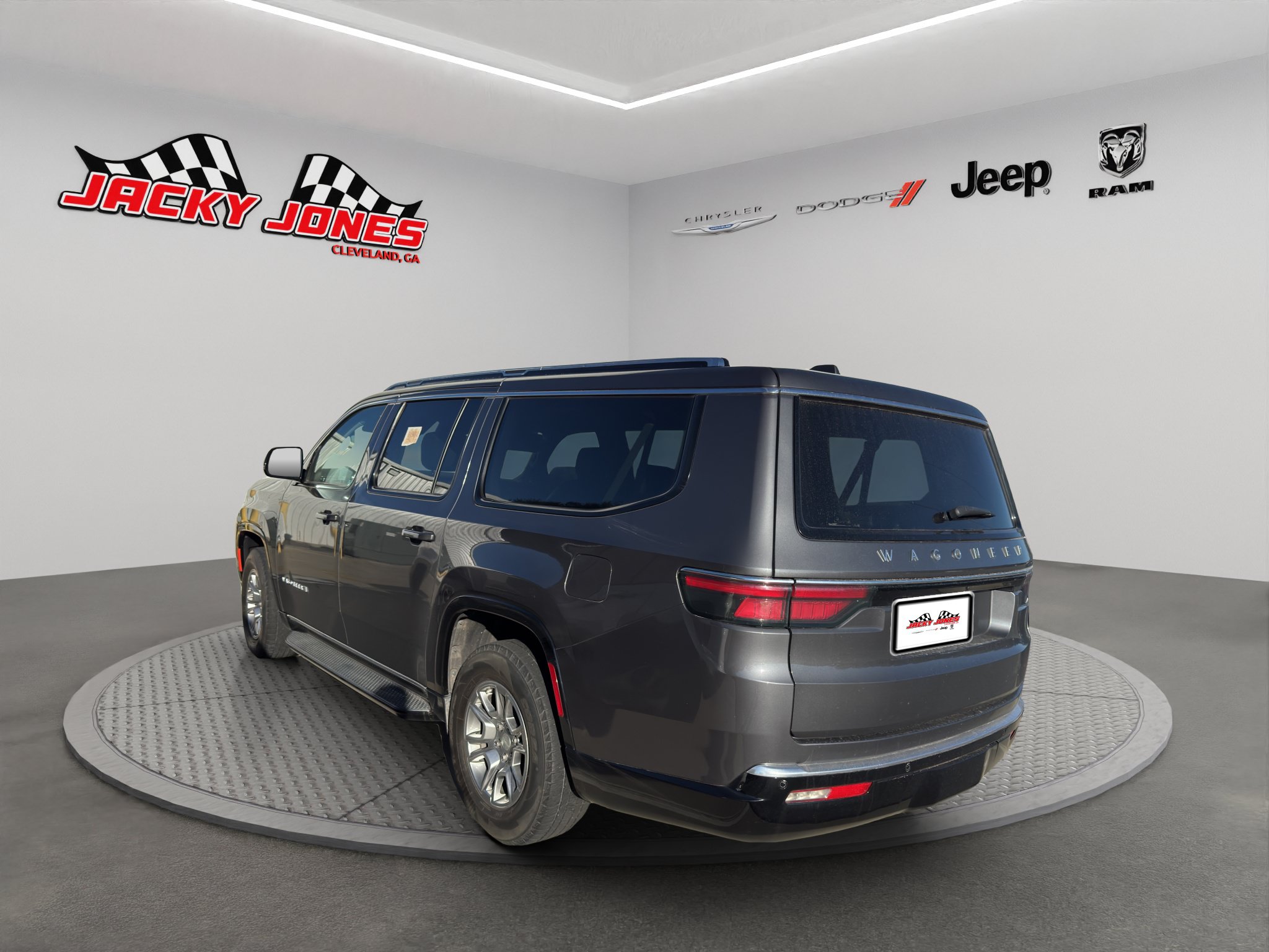 Used 2023 Jeep Wagoneer L 2WD image 5