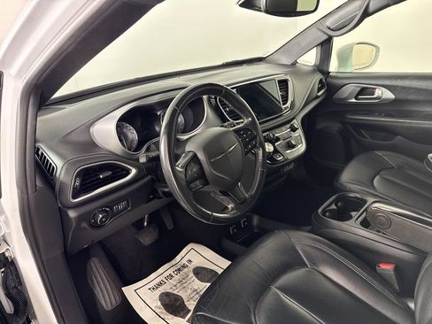 Used 2021 Chrysler Pacifica Touring w/ S Appearance Package FWD image 15