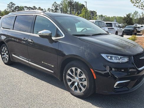 Used 2025 Chrysler Pacifica Pinnacle FWD image 5
