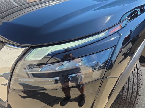 Used 2025 Nissan Pathfinder SV FWD image 29