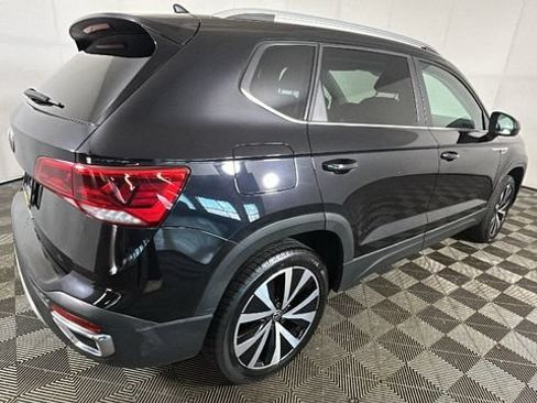 Used 2022 Volkswagen Taos SE FWD image 2