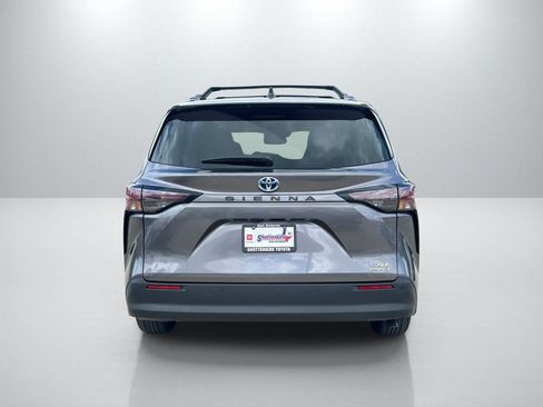 Used 2024 Toyota Sienna XLE FWD image 6