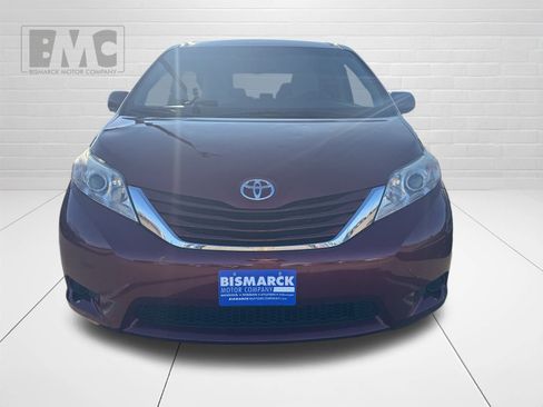 Used 2015 Toyota Sienna LE image 2