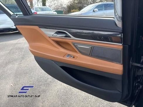 Used 2022 BMW 750Li xDrive AWD/4WD image 35