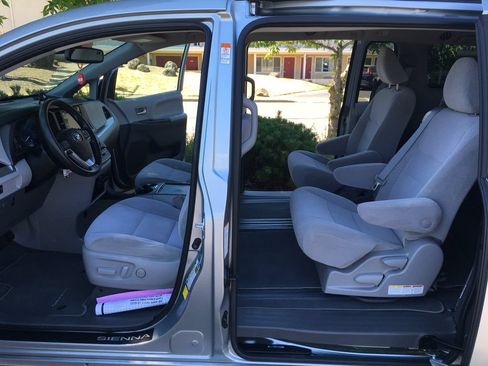Used 2020 Toyota Sienna LE w/ Carpet Mat Package FWD image 33