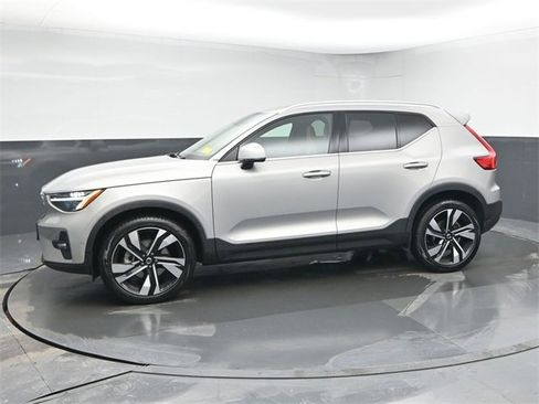 Used 2023 Volvo XC40 B5 Plus w/ Climate Package image 4
