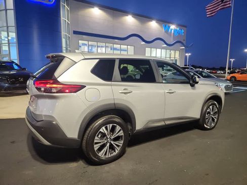 Used 2023 Nissan Rogue SV image 2