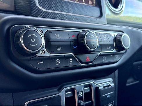 Used 2019 Jeep Wrangler Unlimited Sahara AWD/4WD image 9