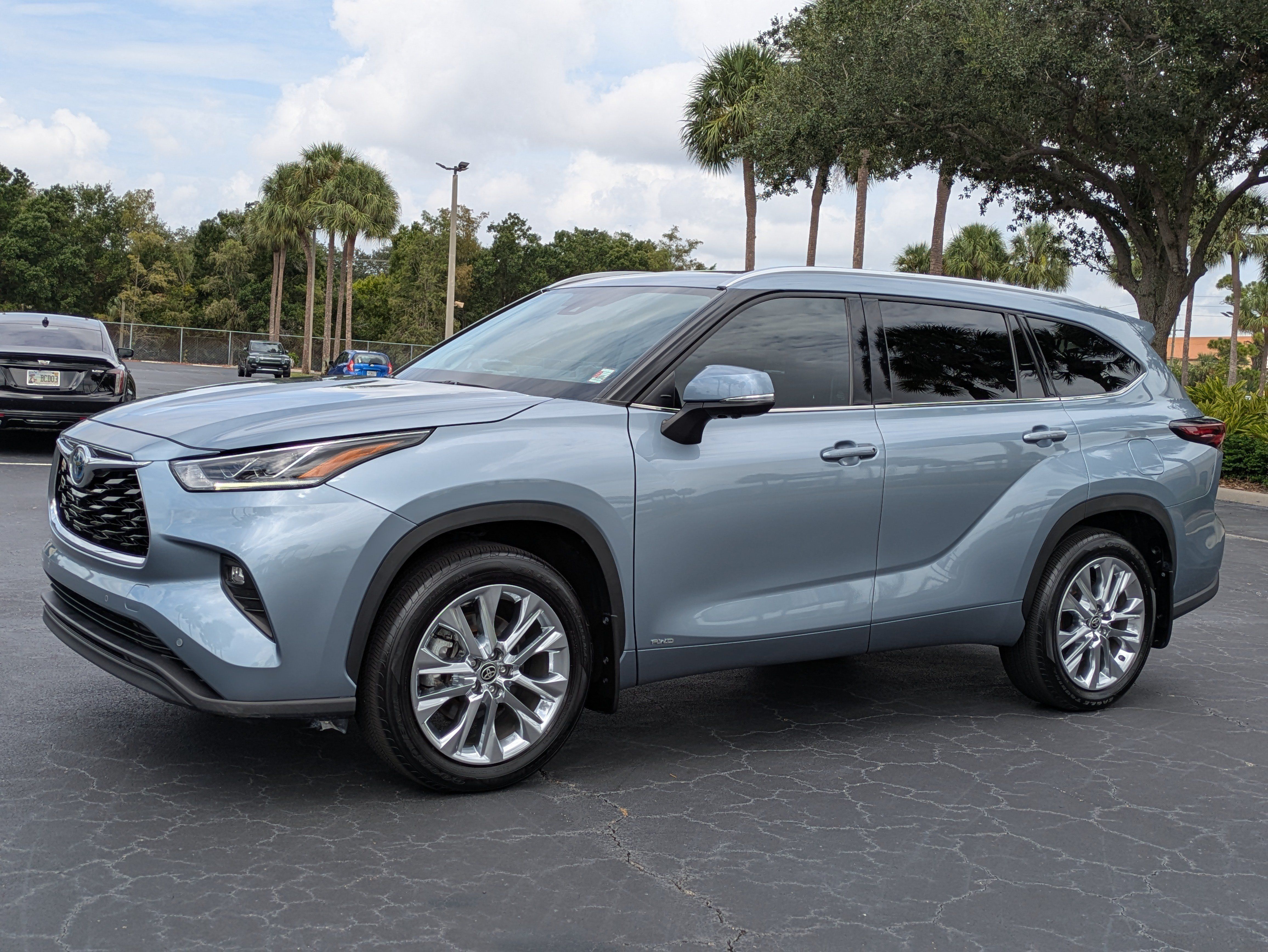 Used 2024 Toyota Highlander Limited AWD/4WD image 2