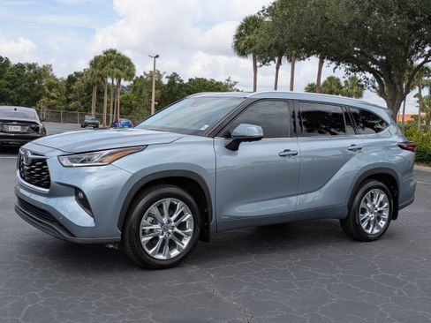 Used 2024 Toyota Highlander Limited AWD/4WD image 2