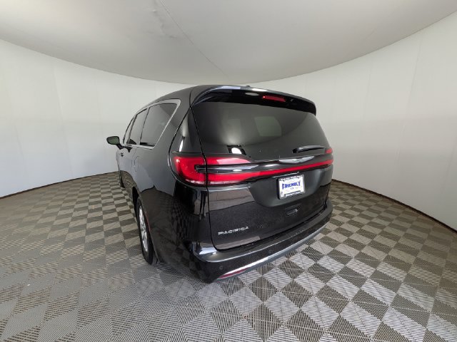 Used 2023 Chrysler Pacifica Touring-L FWD image 11