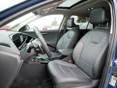 Used 2023 Kia Niro SX Touring image 34