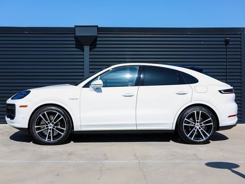 New 2025 Porsche Cayenne Turbo image 2