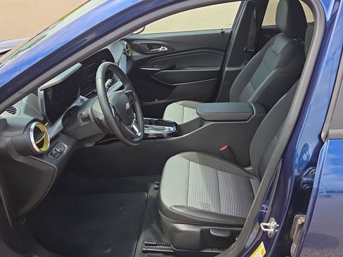 Used 2024 Chevrolet Trax LT w/ LT Convenience Package FWD image 18