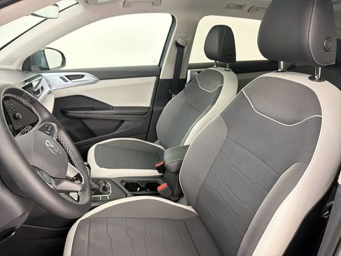 Used 2025 Volkswagen Taos SE w/ Panoramic Sunroof Package FWD image 19