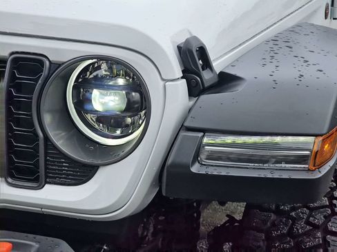 Used 2025 Jeep Gladiator Mojave w/ Technology Group AWD/4WD image 11