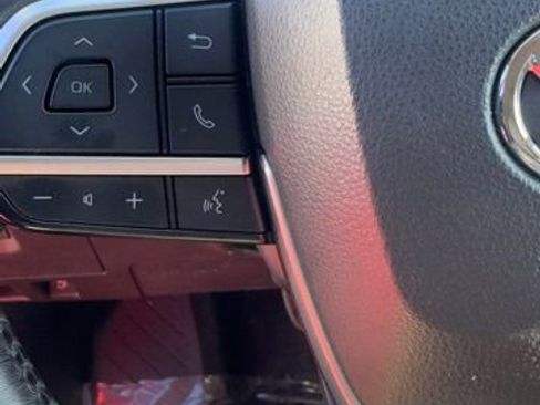 Used 2022 Toyota Highlander XLE image 11