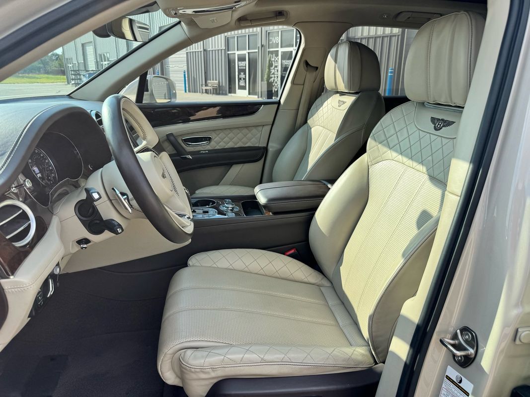 Used 2018 Bentley Bentayga AWD/4WD image 32