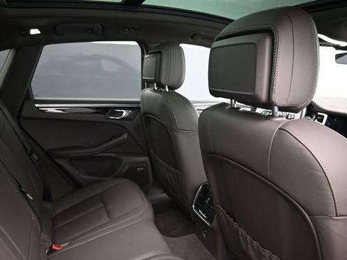 Certified 2023 Porsche Macan AWD/4WD image 7