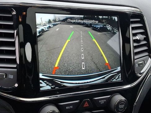 Used 2020 Jeep Grand Cherokee Limited w/ Luxury Group II image 19