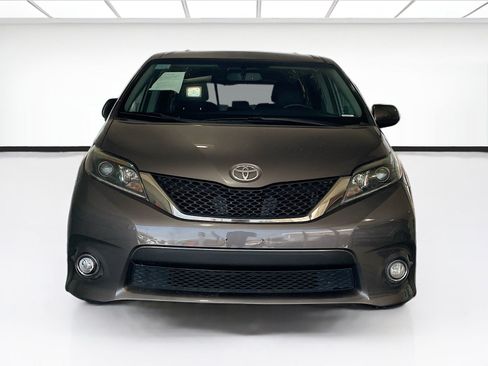 Used 2017 Toyota Sienna SE Premium FWD image 2