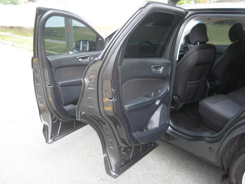 Used 2019 Ford Edge SE image 9