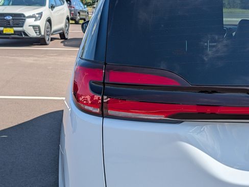 Used 2025 Chrysler Pacifica Select FWD image 17