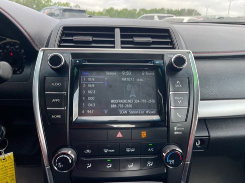 Used 2017 Toyota Camry SE FWD image 5