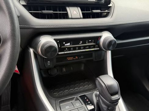 Used 2021 Toyota RAV4 LE FWD image 18