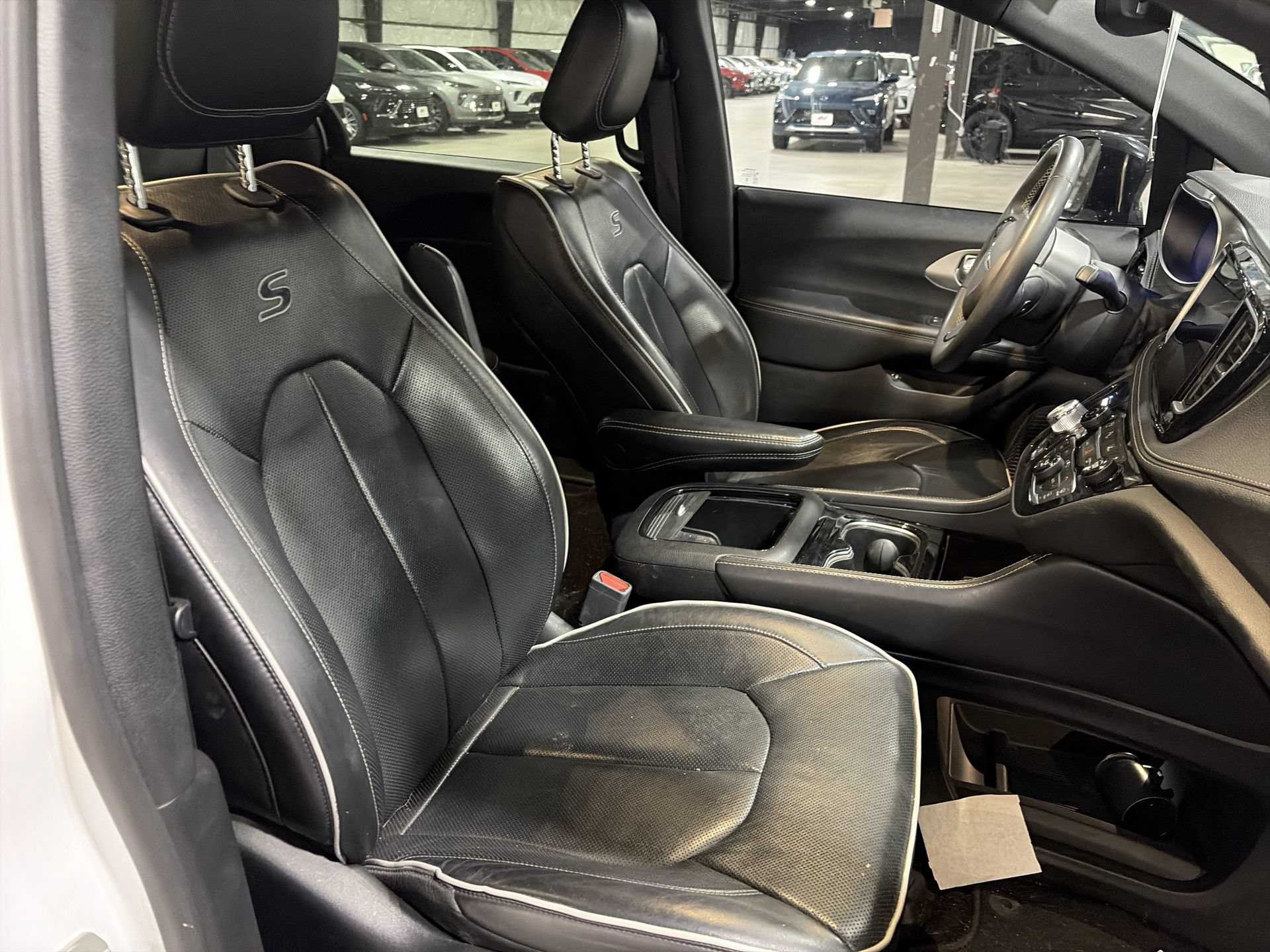 Used 2024 Chrysler Pacifica Premium FWD image 31