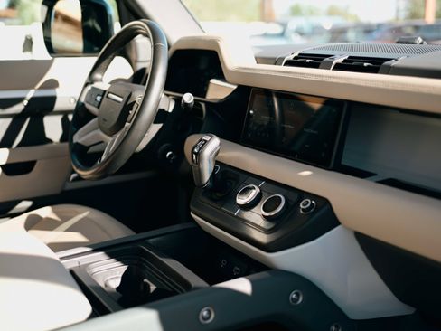 Used 2020 Land Rover Defender 110 SE image 18