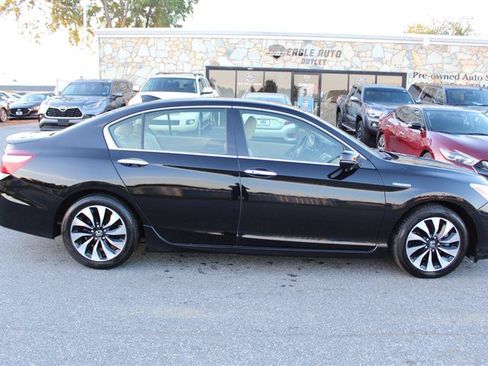 Used 2017 Honda Accord Touring image 8
