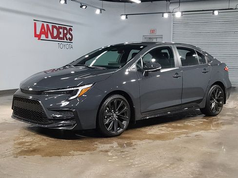 Used 2025 Toyota Corolla SE image 3