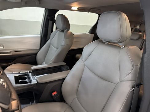 Used 2025 Toyota Sienna XLE FWD image 5
