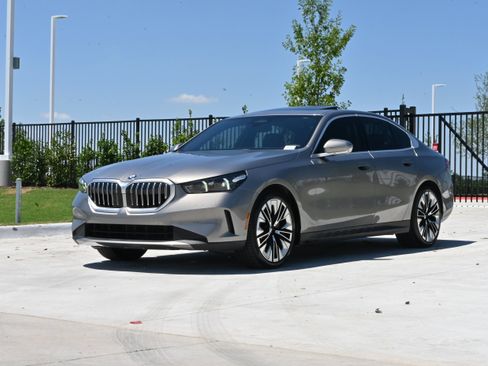 Used 2025 BMW 530i w/ Premium Package RWD image 5